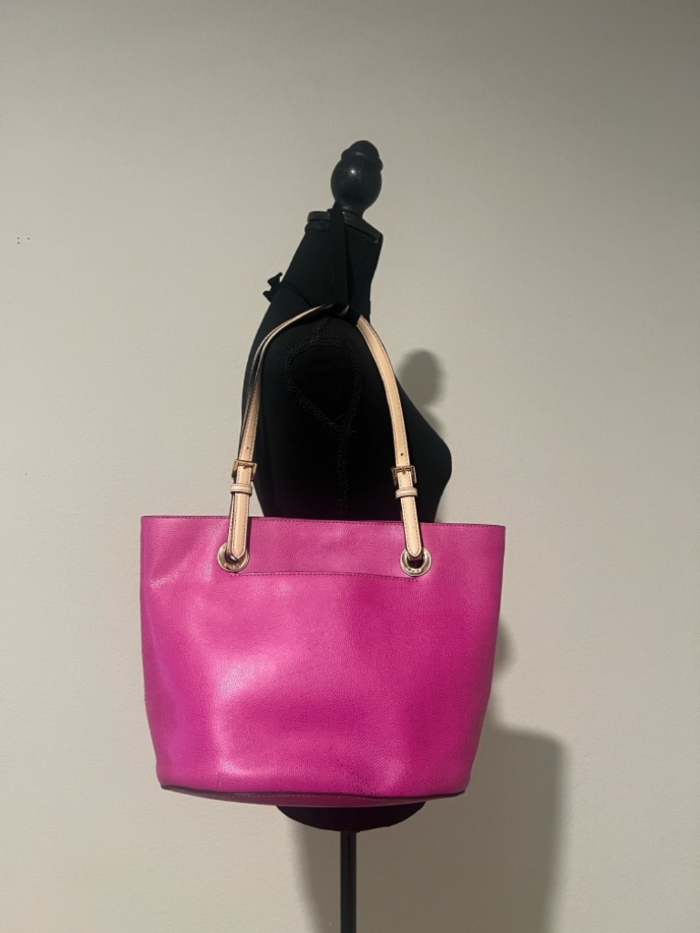 Michael Kors Jet Set Tote Pink Saffiano Leather Large Gold MK Charm Shoulder Bag - Picture 2 of 8